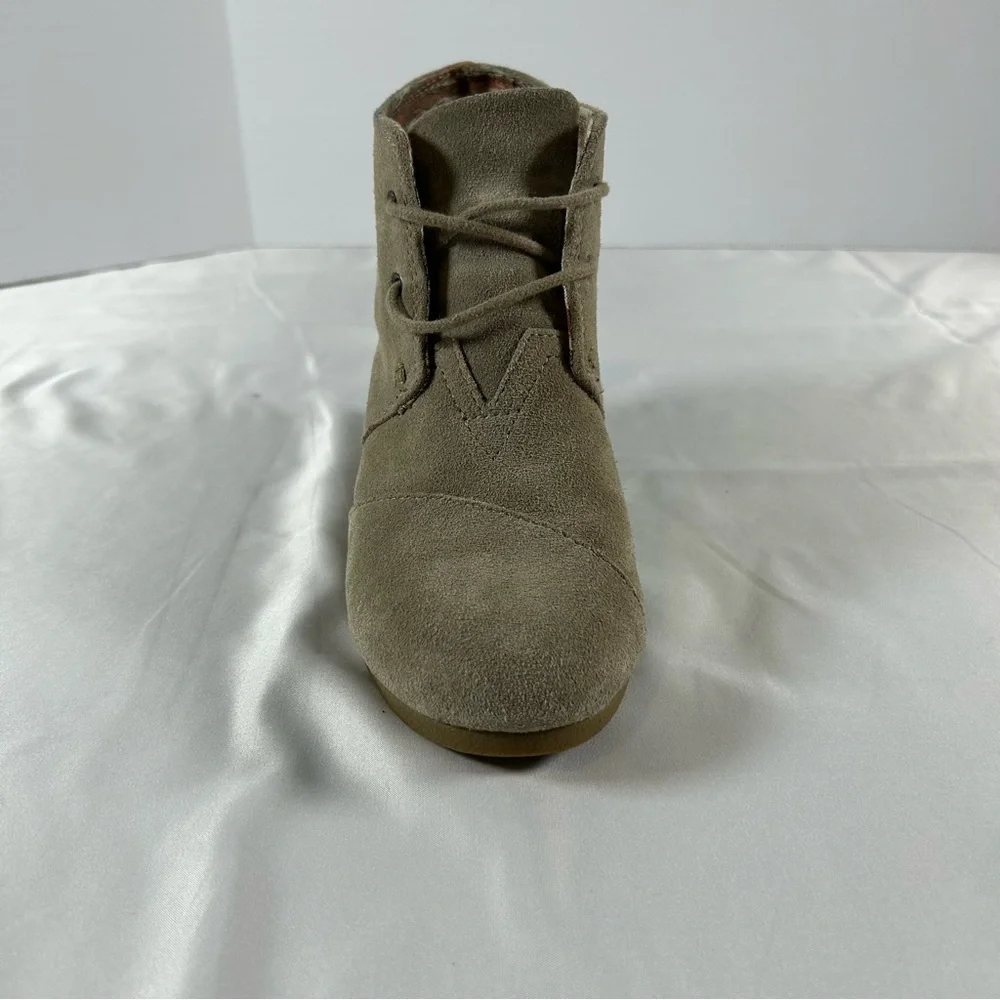 TOMS Women’s Suede LaceUp Wedge Ankle Bootie Comfortable, Size 8‎
